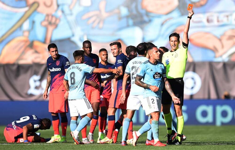スアレスへのファウルを巡って3人退場 ベンチ含めた大荒れに 超ワールドサッカー