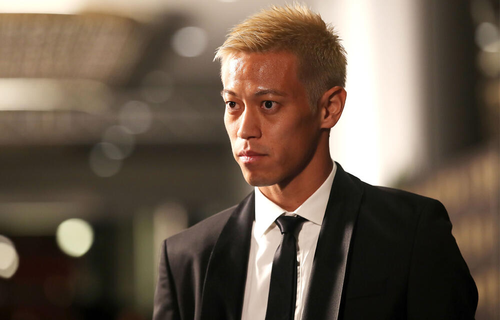 相変わらずカッコいいです 本田圭佑がスーツで電動キックボードに 自身のファンドも出資 超ワールドサッカー