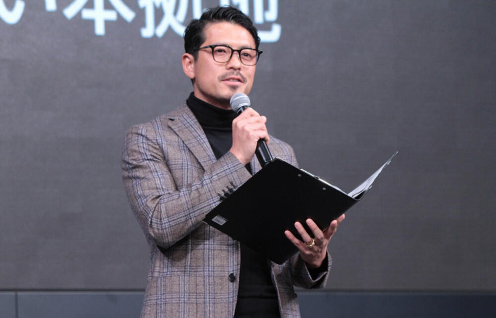 たまには家族で 鈴木啓太と畑野ひろ子が夫婦ショットを披露 いつも仲良しでいいですね 超ワールドサッカー