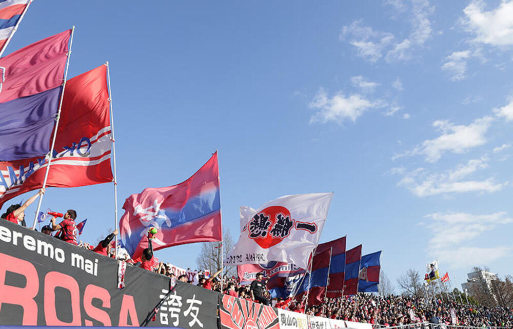 選手 審判団がみんな笑顔 J通算0試合出場の岡山fw永井龍 セレモニーは息子の独壇場 霜降り明星 せいやの持ちネタ披露に本人も反応 超ワールドサッカー