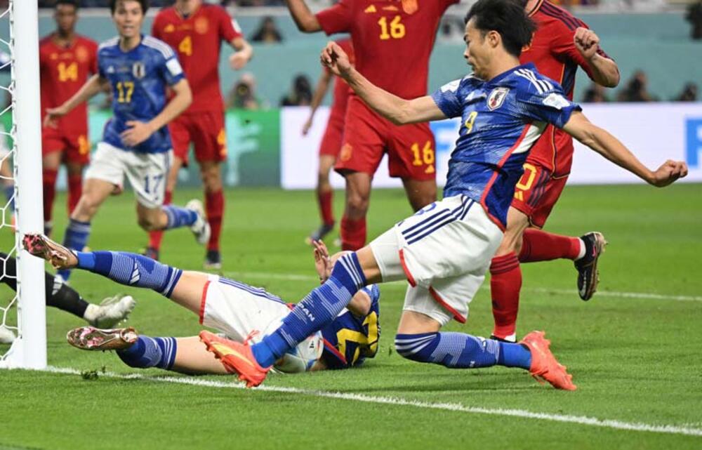 物議の日本代表決勝ゴール 海外では検証動画が続々 理解すべきは球形であること 角度は目を欺く 超ワールドサッカー