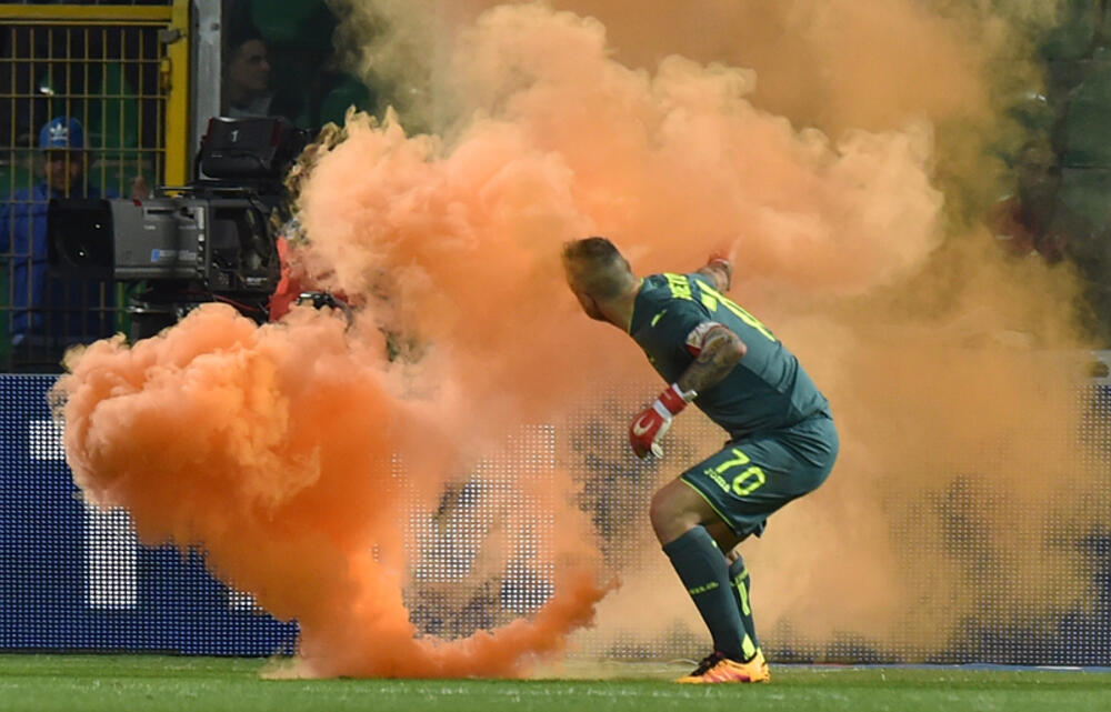 不甲斐ないチームに怒りイスや発煙筒が投げられる パレルモvsラツィオでサポーターが暴動 超ワールドサッカー