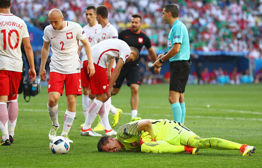 太もも負傷のgkシュチェスニーがドイツとの大一番を欠場 超ワールドサッカー