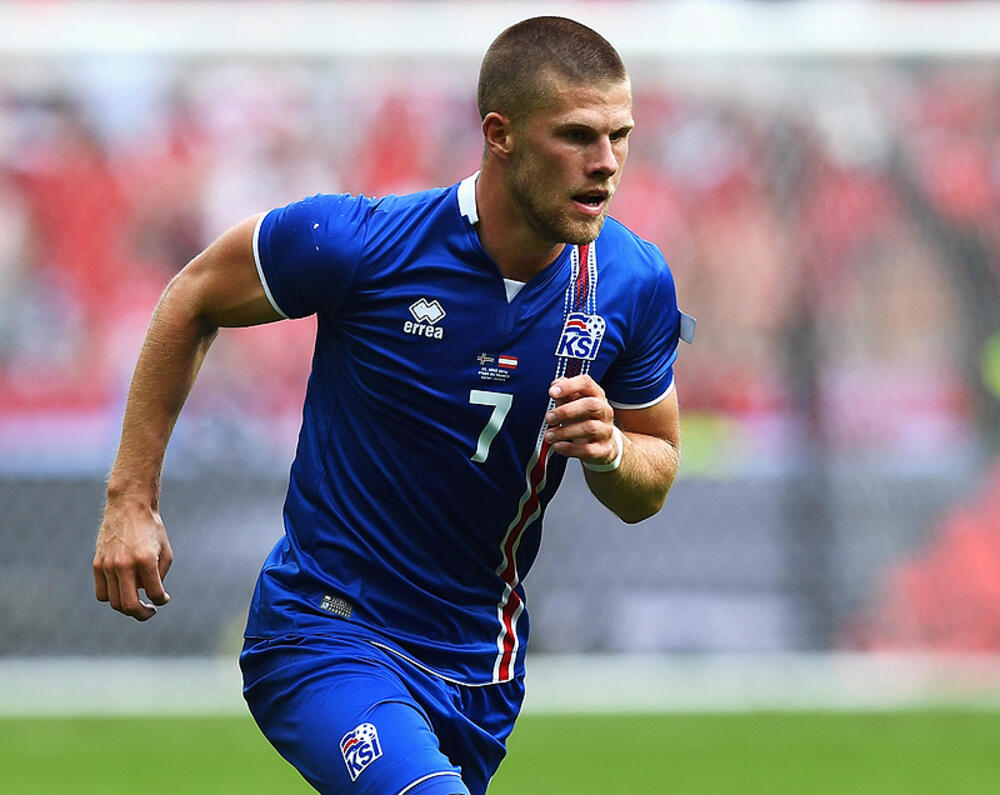 昇格組バーンリー ユーロで躍動したアイスランド代表mfクデュムンドソンを獲得 超ワールドサッカー