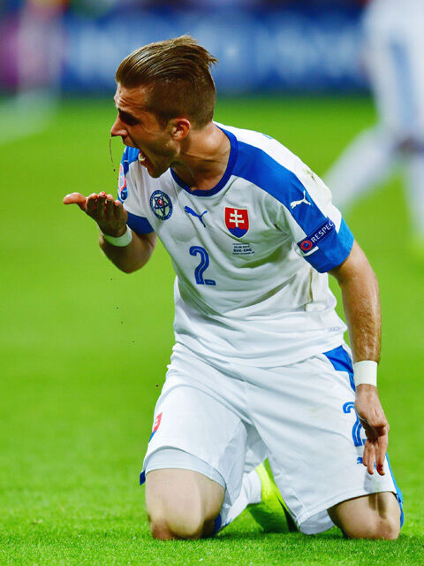 鼻骨折のスロバキア代表dfペカリークはドイツ戦出場を熱望もプロテクターは 無駄ならなしでプレー 超ワールドサッカー