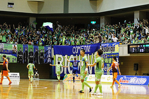 Jリーグとfリーグの共演 湘南ベルマーレが大応援団の声援を受けてpoを争う大阪に大勝 Duarig Fリーグ 超ワールドサッカー