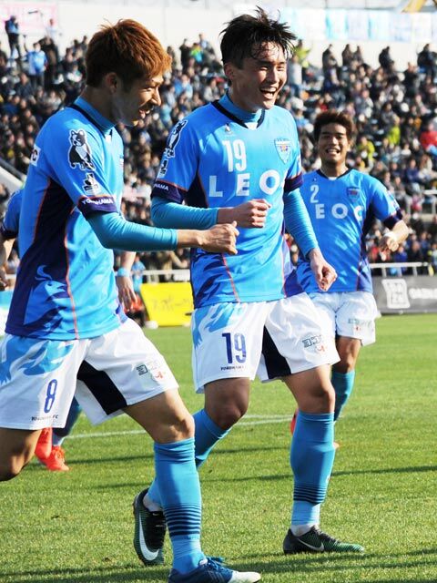 横浜fcがmf佐藤謙介 Mfジョン チュングンと契約更新 超ワールドサッカー