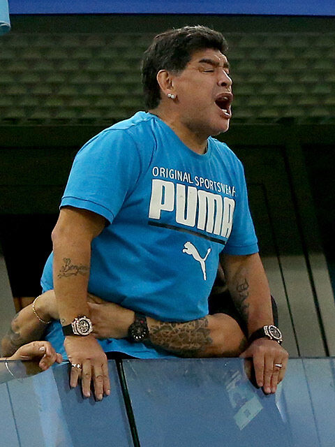 全員にキッスを送る 劇的勝利で貧血のマラドーナ復活 超ワールドサッカー
