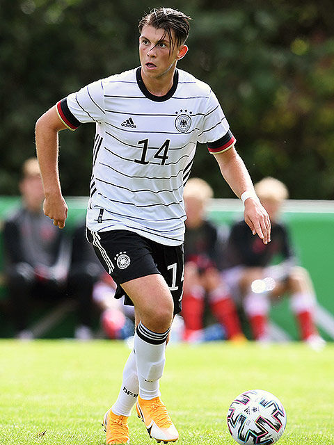 ライプツィヒ ヘルタの超逸材mfサマルジッチ獲得を公式発表 ドイツ最大のタレントの一人 超ワールドサッカー