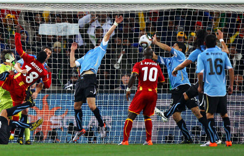 スアレスがw杯で繰り出した 神の手セーブ に海外再脚光 一生忘れられない 超ワールドサッカー