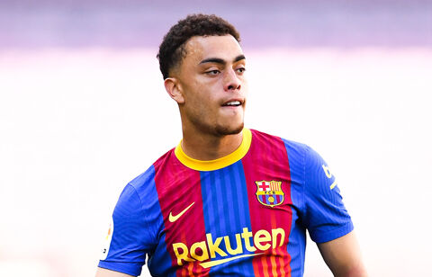 なぜその恰好で メッシの退団会見に参列したセルジーニョ デストが浮いている 超ワールドサッカー