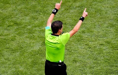 アドバンテージを取らず 自分の 判断ミス に気が付いた主審が思わず頭を抱えてヒザから崩れ落ちる 超ワールドサッカー