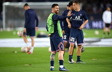 メッシが小走りで駆け寄り Psgとバルセロナの 先輩 ロナウジーニョと再会 嬉しそう 超ワールドサッカー