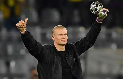 キングスマンじゃん ハーランドのスーツ 黒縁メガネ姿に大きな反響 おしゃれ 超ワールドサッカー