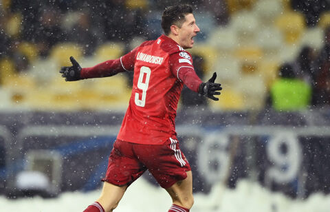 レヴァンドフスキが止まらない 圧巻のバイシクルを決め Cl5戦で9得点 バロンドールは彼で 超ワールドサッカー