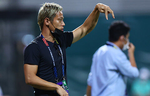すご 本田圭佑がバー当てチャレンジ公開も ファンの視線は下半身 筋肉エグ ふくらはぎえぐい 超ワールドサッカー