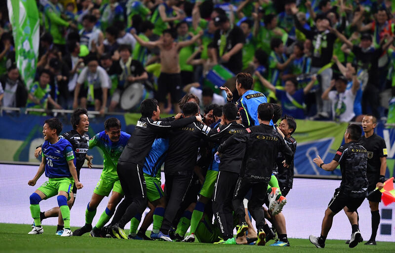 湘南 怒りの3発で浦和に大逆転勝利 ノーゴールの大誤審に騒然 J1 超ワールドサッカー