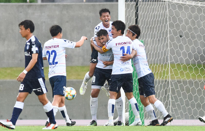 タヴァレス解任の横浜fc イバ2発で下平体制初陣勝利 甲府 古巣戦ドゥドゥ躍動で4戦ぶり白星 福岡はj3降格圏に転落 J2 超ワールドサッカー