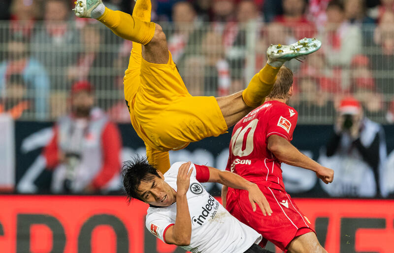 フランクフルト長谷部誠 味方gkとの衝突で気失う 超ワールドサッカー