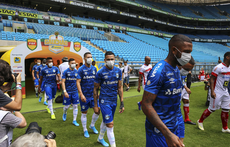 グレミオ リーグ続ける連盟に反抗意思 選手らがマスクをつけて入場 超ワールドサッカー