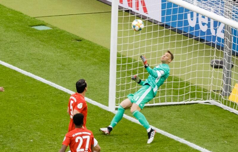 チームメイトも脱帽！ノイアーがDFBポカール決勝で見せたミラクル超速