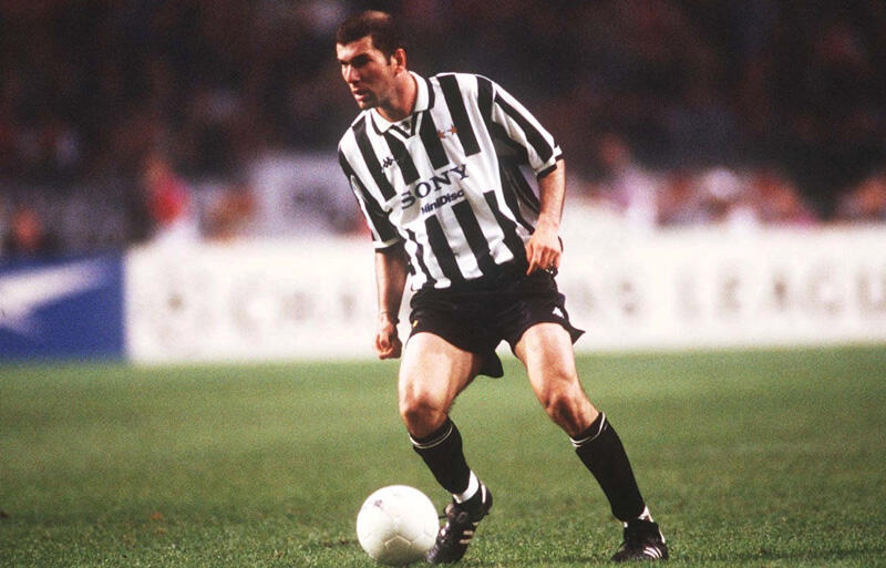 相手GKは見送ることしかできず、ジダン氏がユベントス時代に決めた低