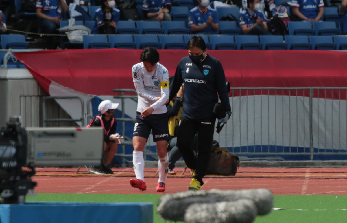 ダービーで負傷した横浜fcのmf齋藤功佑が左肩負傷で全治6 8週間 超ワールドサッカー