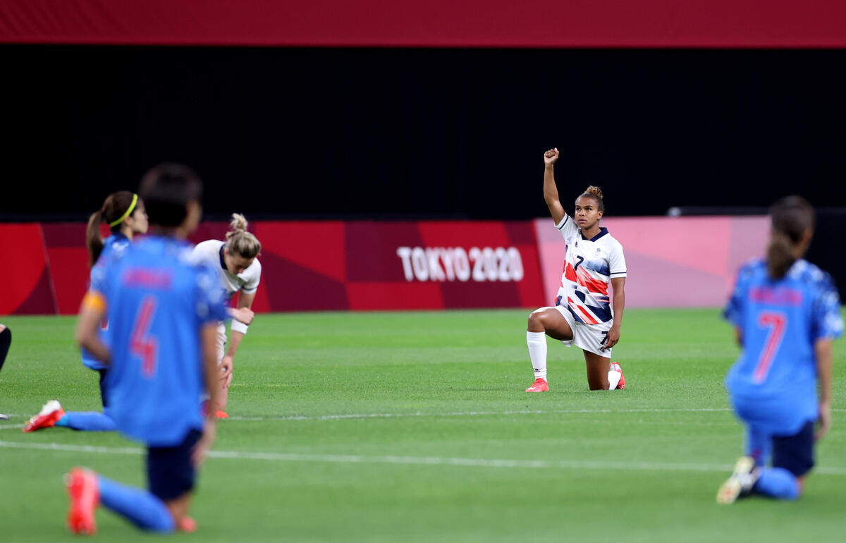 チームで話し合った なでしこジャパンも東京五輪のイギリス女子代表戦でヒザ付き 人種差別撲滅支持に熊谷紗希がコメント 超ワールドサッカー