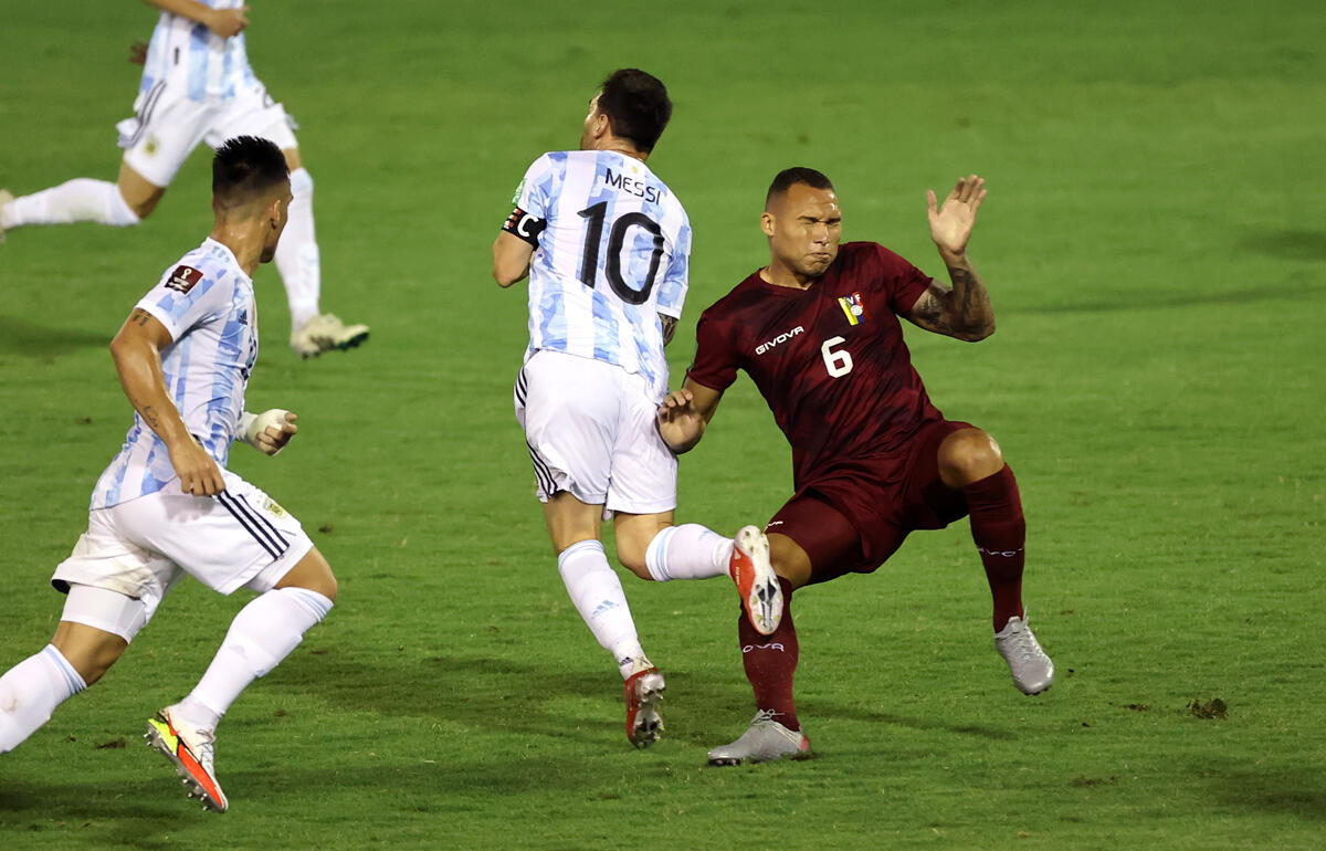 メッシに悪質タックルのベネズエラ代表df Sns更新も謝罪なしで大炎上 超ワールドサッカー