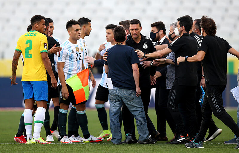 W杯予選のブラジルvsアルゼンチンが開始直後に異例の中止 ブラジル保健当局がアルゼンチンの検疫規則違反を問題視して介入 超ワールドサッカー