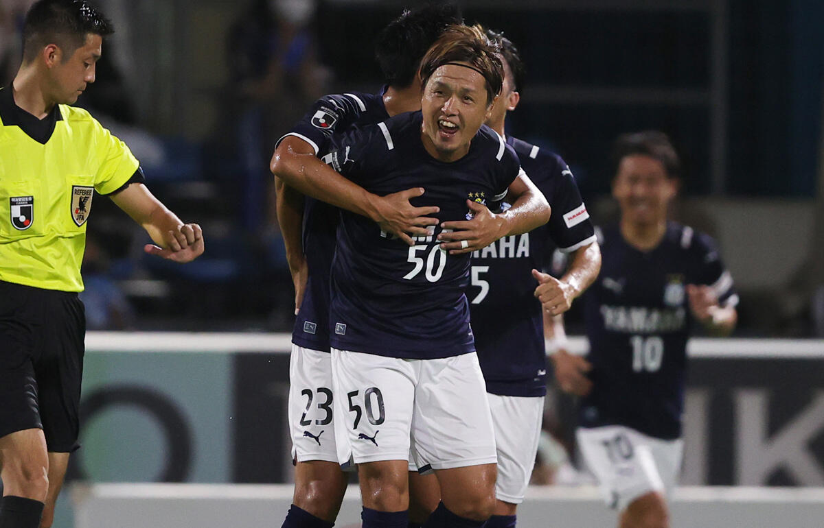 ちょうど狙いやすい距離 遠藤保仁の芸術fkがj2月間ベストゴールに 熟練のキックに衰えはない 超ワールドサッカー