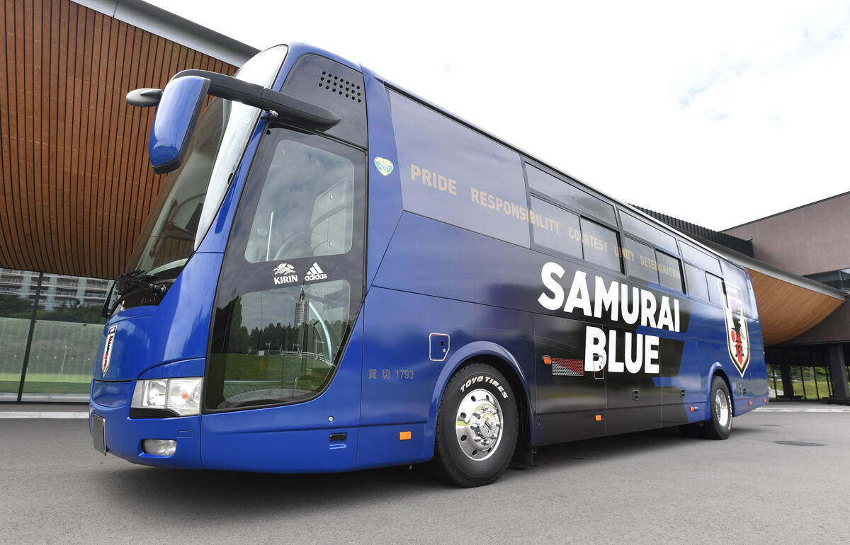全面ブルーの日本代表のチームバスが完成 名称募集のキャンペーンも実施 超ワールドサッカー