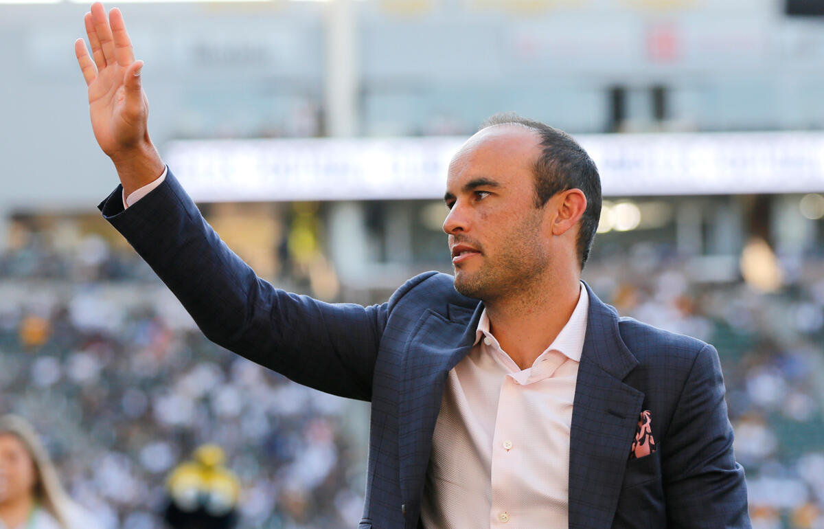 80歳のゾンビに見える アメリカ代表英雄の銅像が建てられるも出来具合に微妙な反応 ランドン ウォーキング デッドノバン 超ワールドサッカー