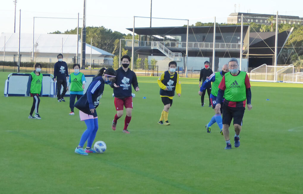 ウォーキング フットボールを初体験 六川亨の日本サッカー見聞録 超ワールドサッカー