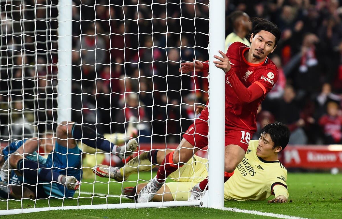 南野と冨安が夢の舞台でユニフォーム交換 試合後にピッチ上で会話も 超ワールドサッカー