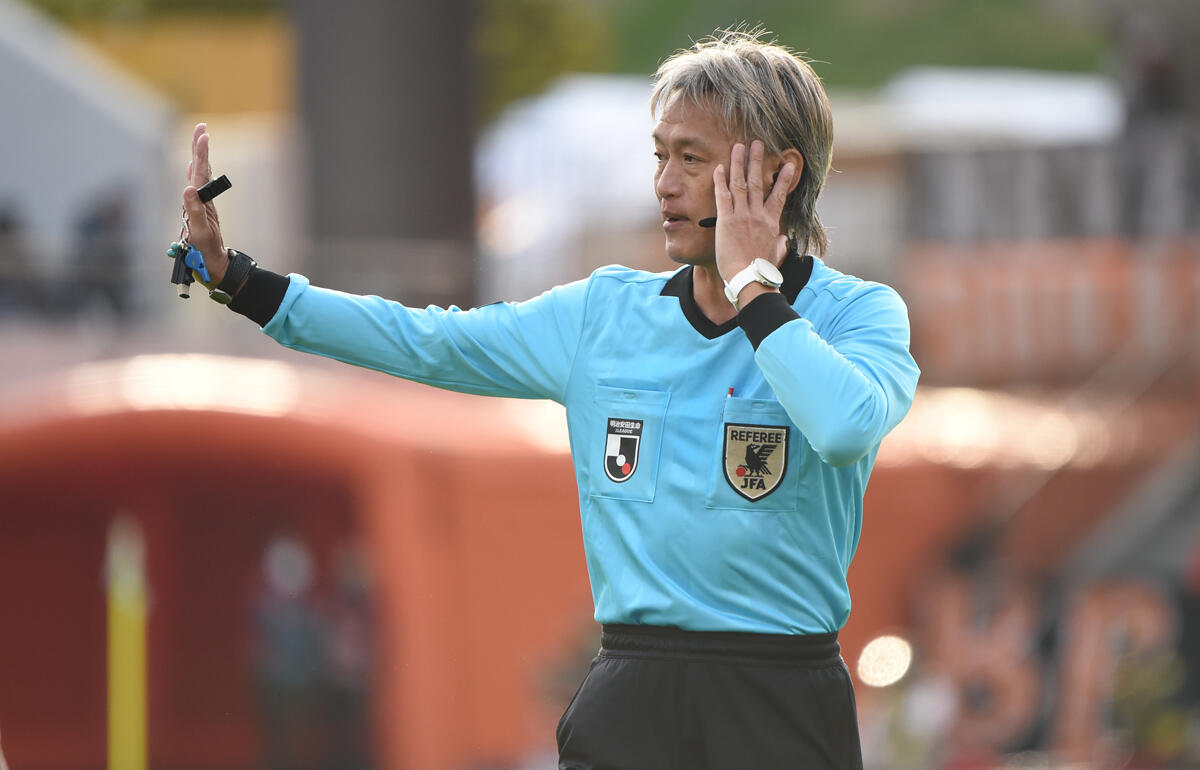 Jリーグで500試合以上主審を務めた村上伸次審判員が今季限りで勇退 ラストマッチに 全力で愚直にレフェリングします 超ワールドサッカー