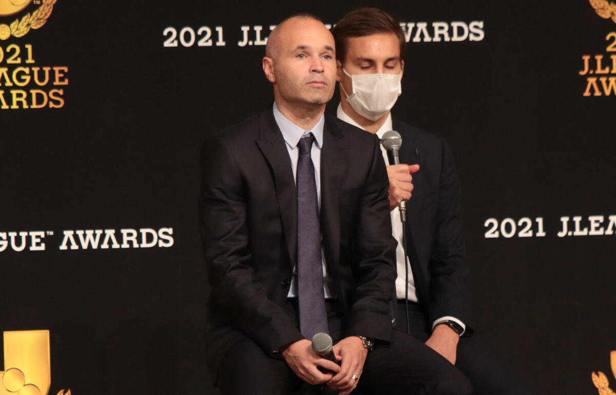 松葉杖姿からアウォーズまで 2年連続ベスイレの神戸mfイニエスタが今季を振り返り感謝 非常に歴史的なシーズンになった 超ワールドサッカー