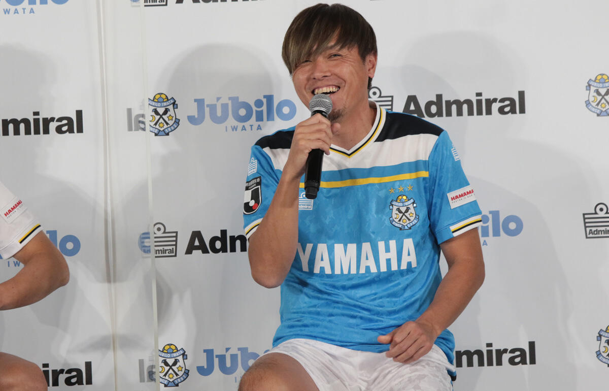 ワクワク 遠藤保仁は来季も磐田 新ユニフォームを着てコメント 躍動したいと思う 超ワールドサッカー