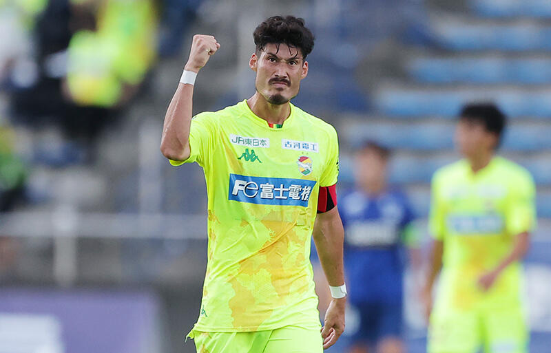 千葉 主将の鈴木大輔と契約更新 加入1年目から41試合3ゴールの活躍 超ワールドサッカー