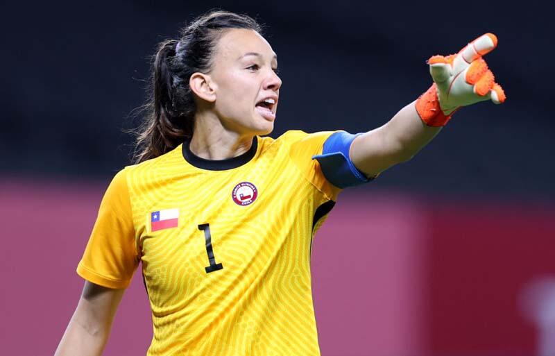 史上最も可愛らしい侵入者だ 女子サッカーの試合中に犬が大胆 へそ天 Gkと審判に お腹を撫でて と要求 超ワールドサッカー
