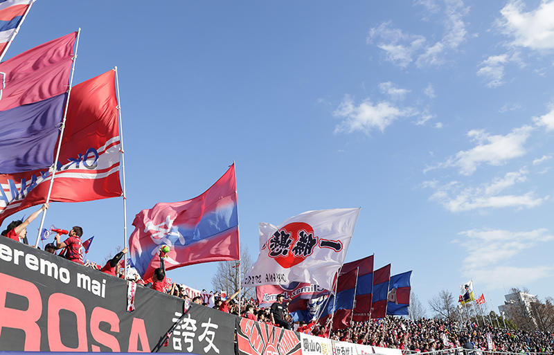 選手 審判団がみんな笑顔 J通算0試合出場の岡山fw永井龍 セレモニーは息子の独壇場 霜降り明星 せいやの持ちネタ披露に本人も反応 超ワールド サッカー