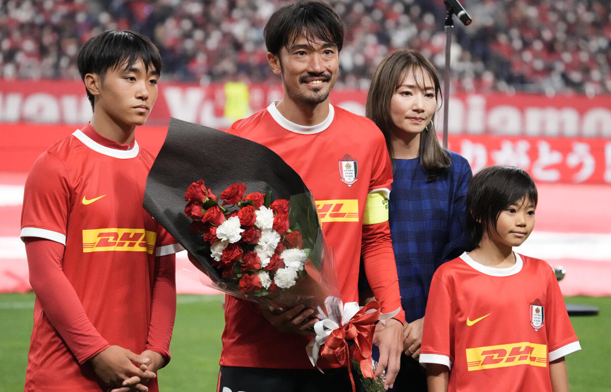 阿部勇樹 スパイク 浦和レッズ （レスターが阿部との契約解除を