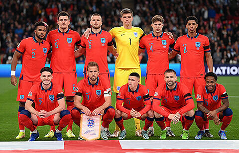 イングランド代表が集合写真を公開も 1人だけ ぼっち 3年ぶりに招集された選手の立ち位置が話題に 超ワールドサッカー