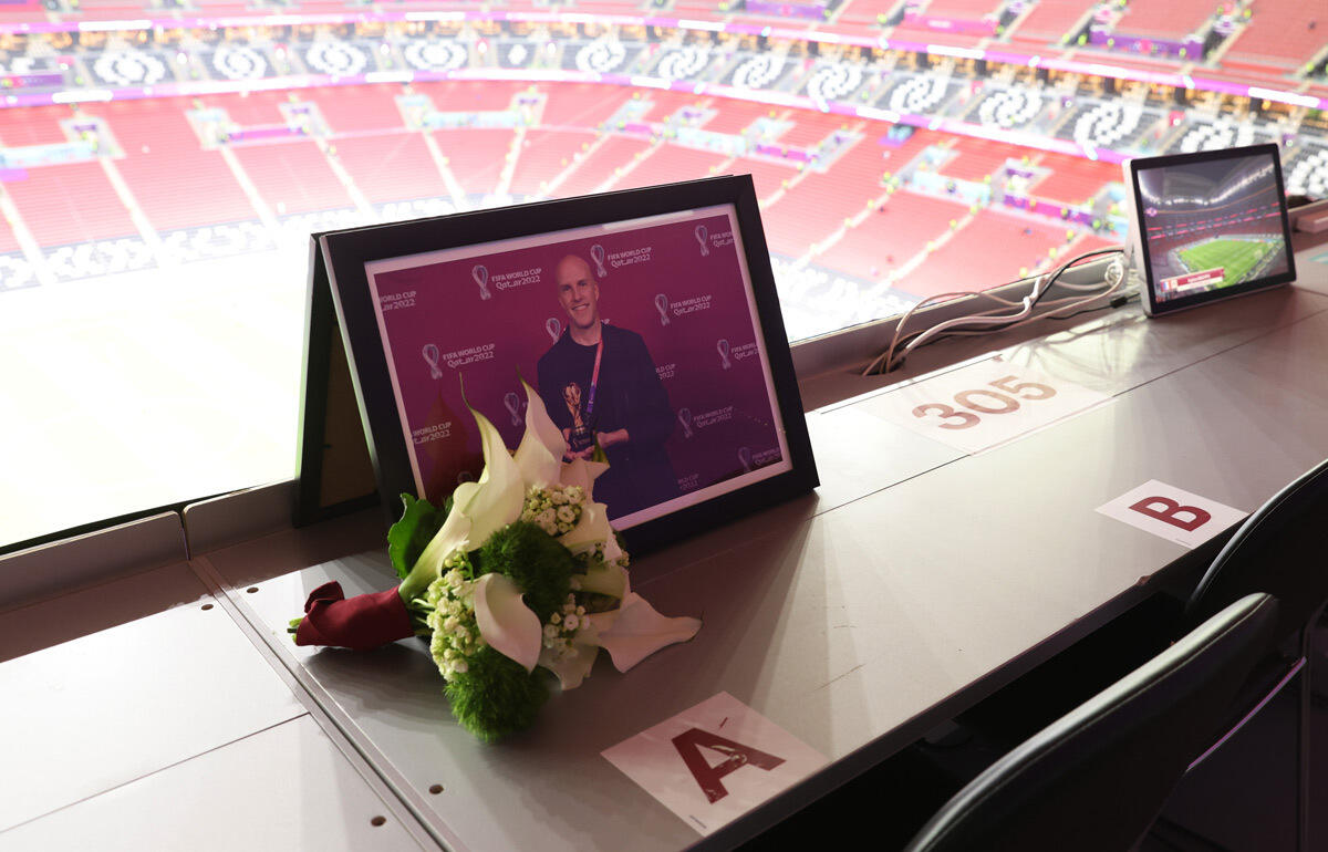 取材中に亡くなったグラント・ウォールさんの席には写真と花が置かれた