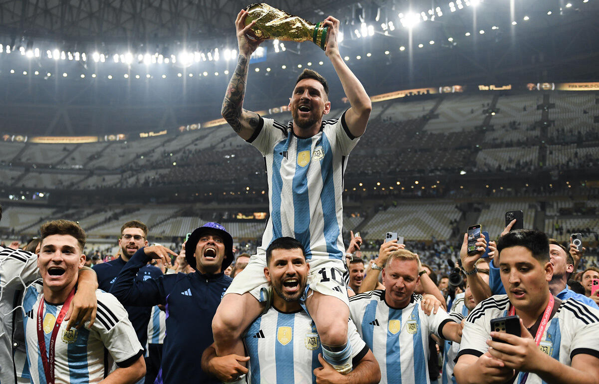 メッシを肩車して称えるアグエロ