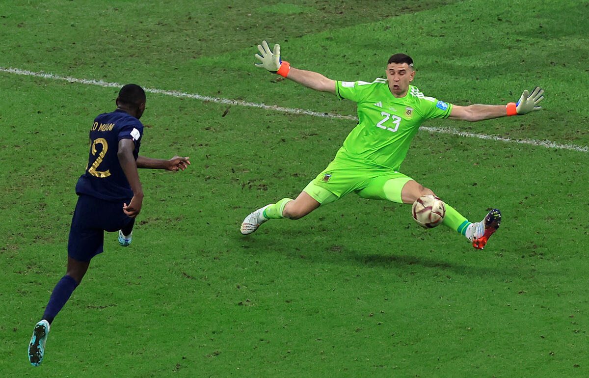 W杯決勝のラストプレーでビッグセーブを見せるGKマルティネス