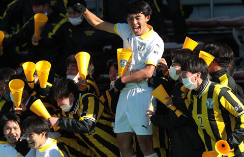 歓喜に沸く前橋育英高校の応援席