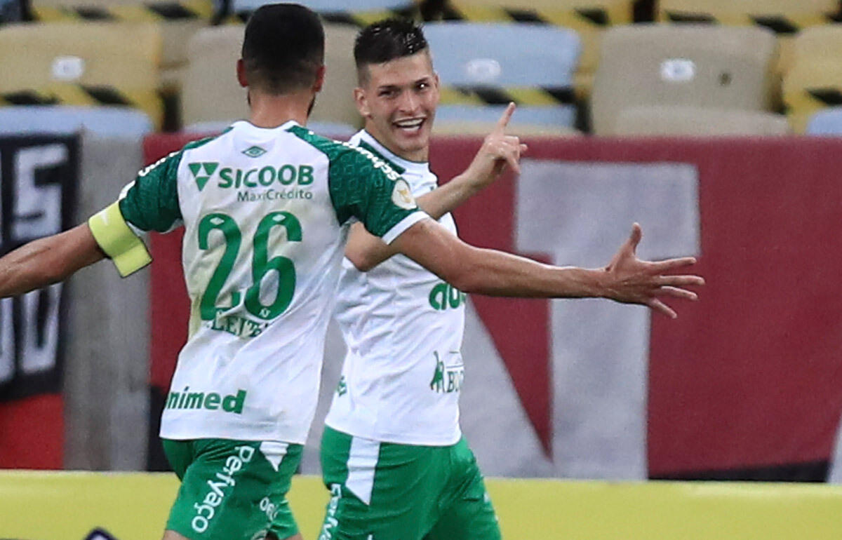 メディカルチェック後に正式契約を結ぶペロッチ