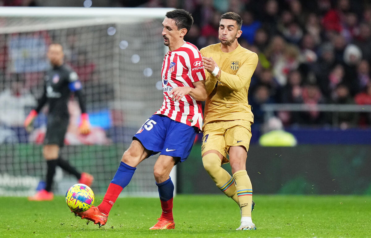 球際で競り合うアトレティコDFステファン・サビッチ(左)とバルセロナFWフェラン・トーレス(右)