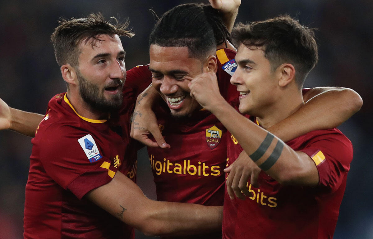 ユナイテッド時代の印象も色濃いスモーリング(写真中央)、選手キャリア晩年に差し掛かっているなか...